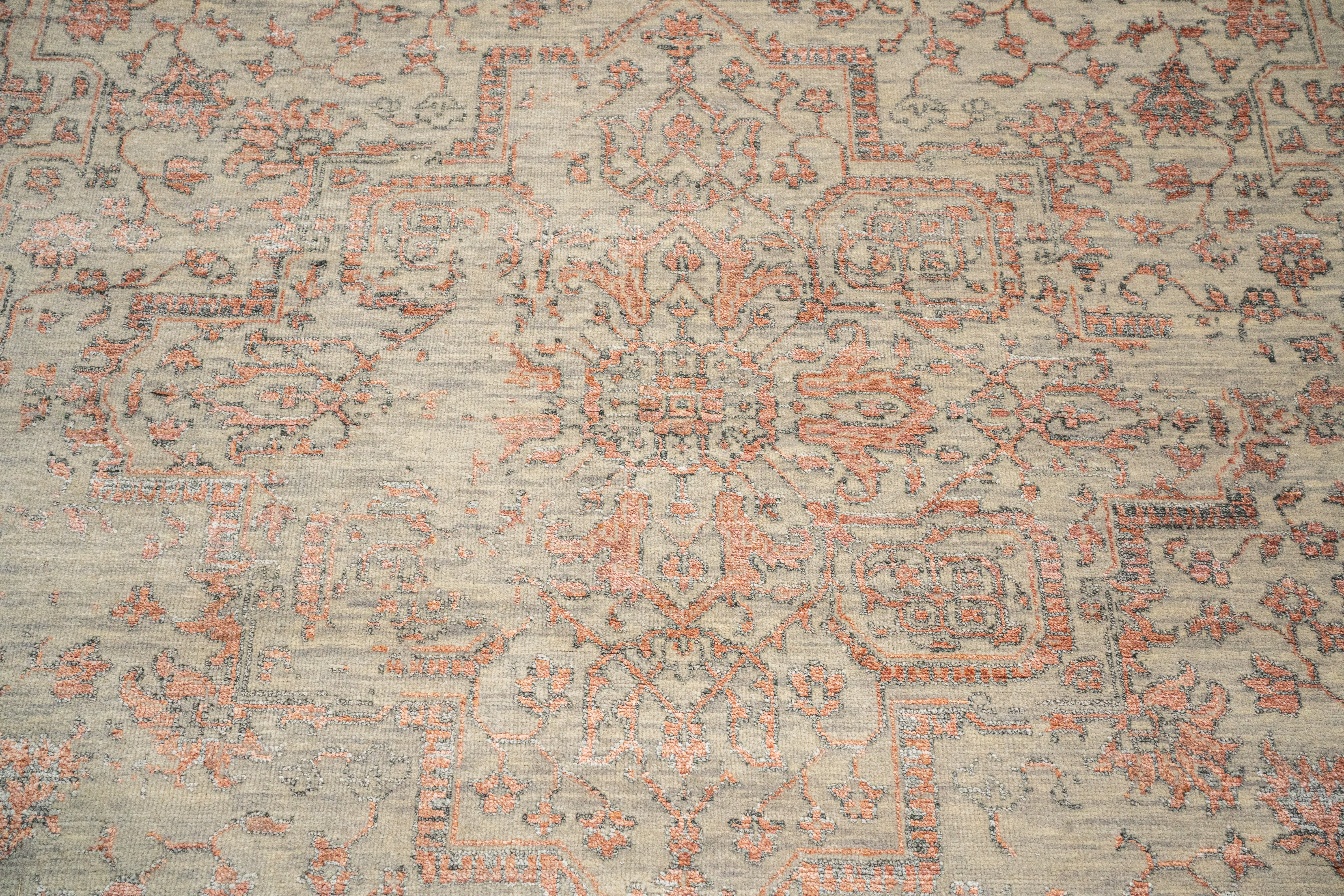 Handknotted Carpet, DIA - 14-01 SERAPI, Pastel Gray & Antique Brass